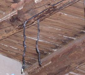 Rafforzamento dei solai in legno: inserimento delle corde nei solchi 